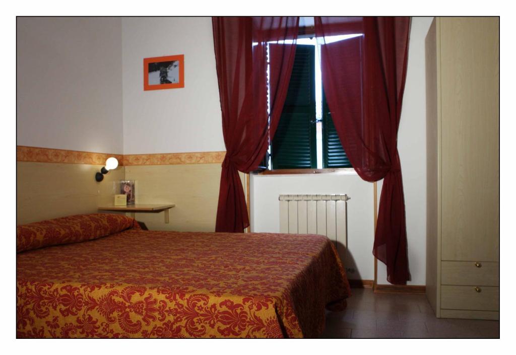 Due Torri Hotel San Severino Marche Ruang foto