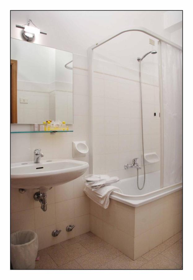 Due Torri Hotel San Severino Marche Ruang foto